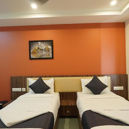 Hotel Hive Inn - Kozhikode Bagian luar foto