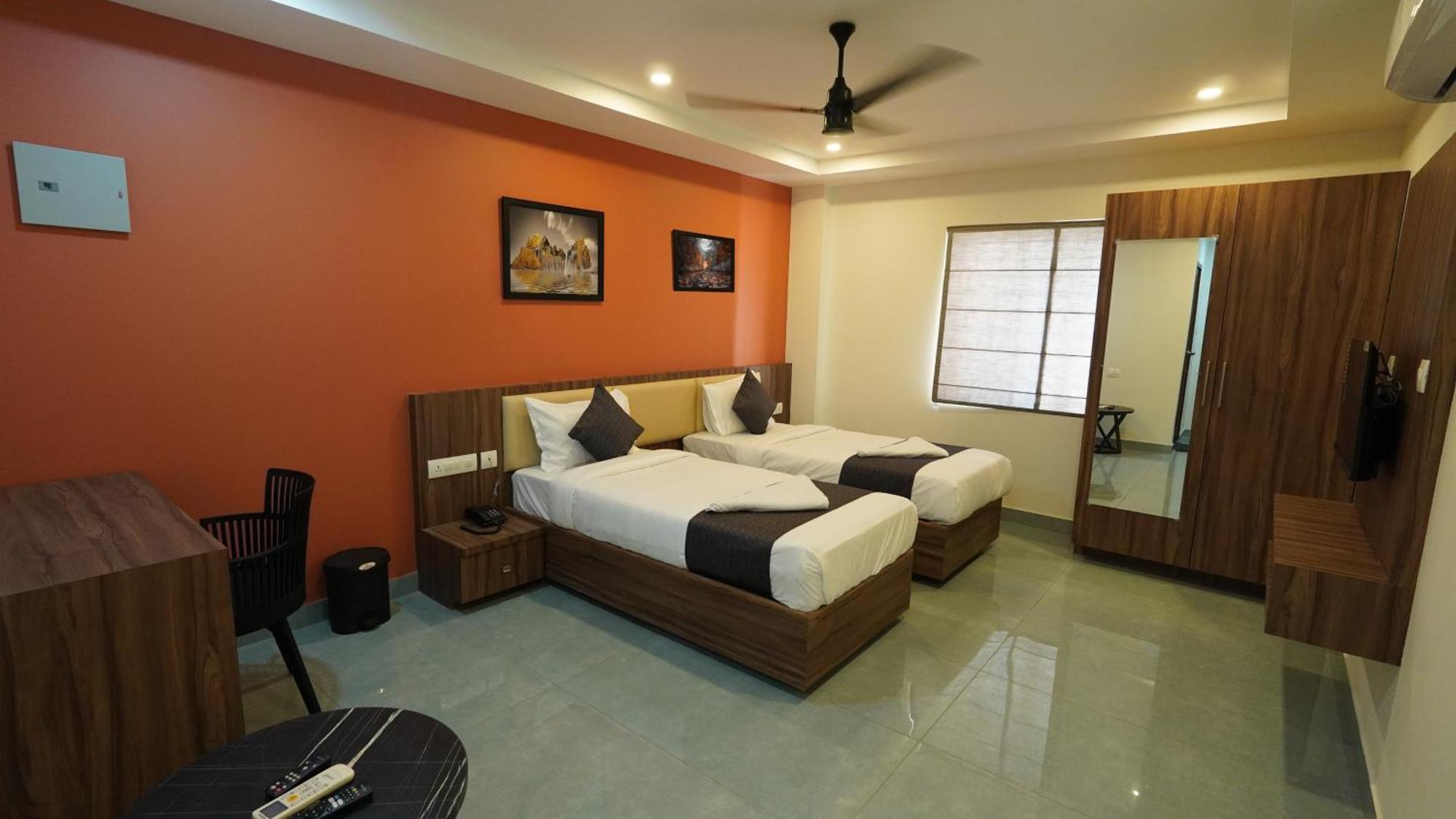 Hotel Hive Inn - Kozhikode Bagian luar foto