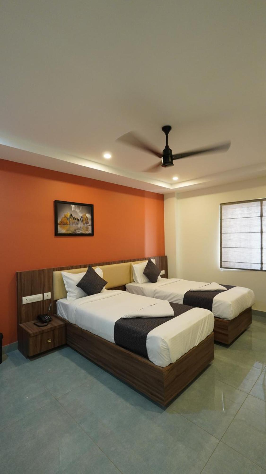 Hotel Hive Inn - Kozhikode Bagian luar foto