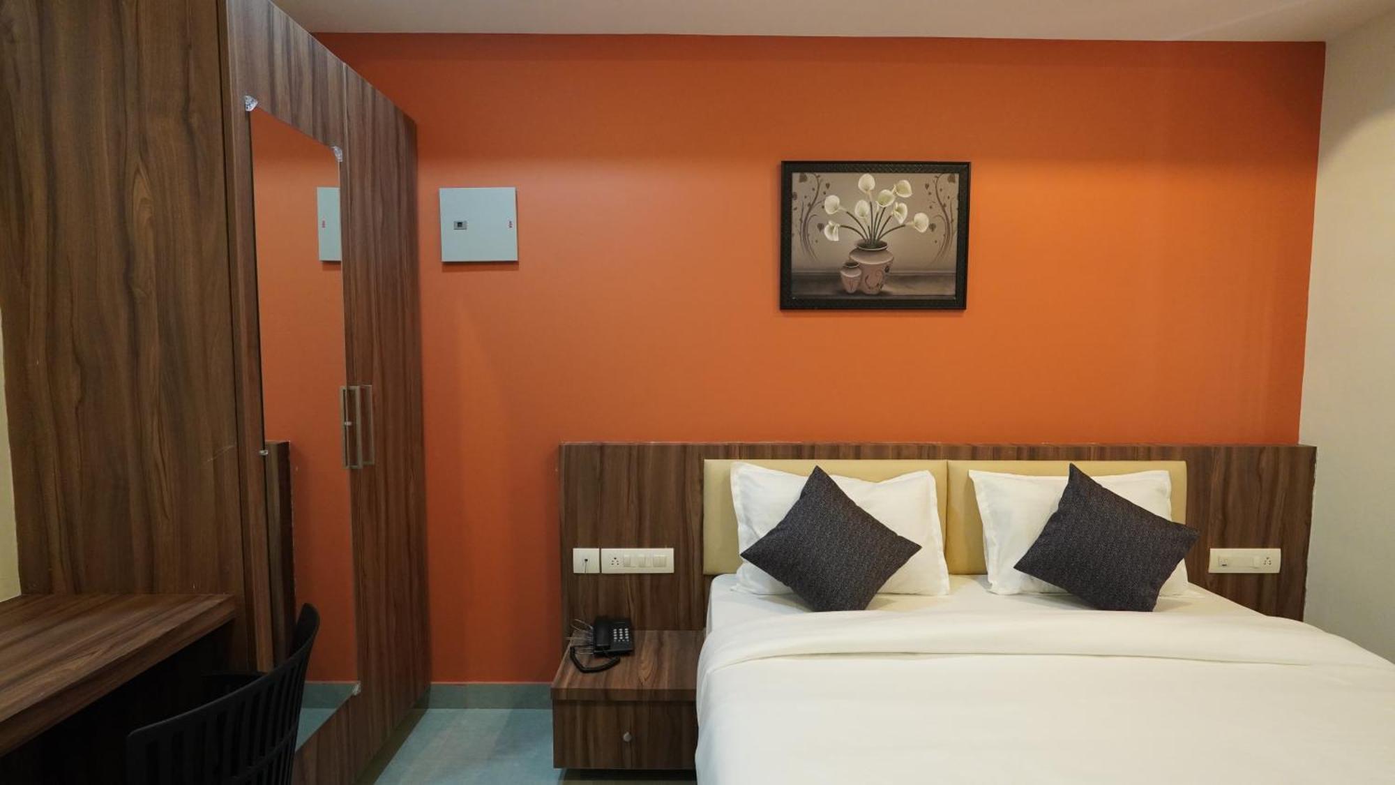Hotel Hive Inn - Kozhikode Bagian luar foto
