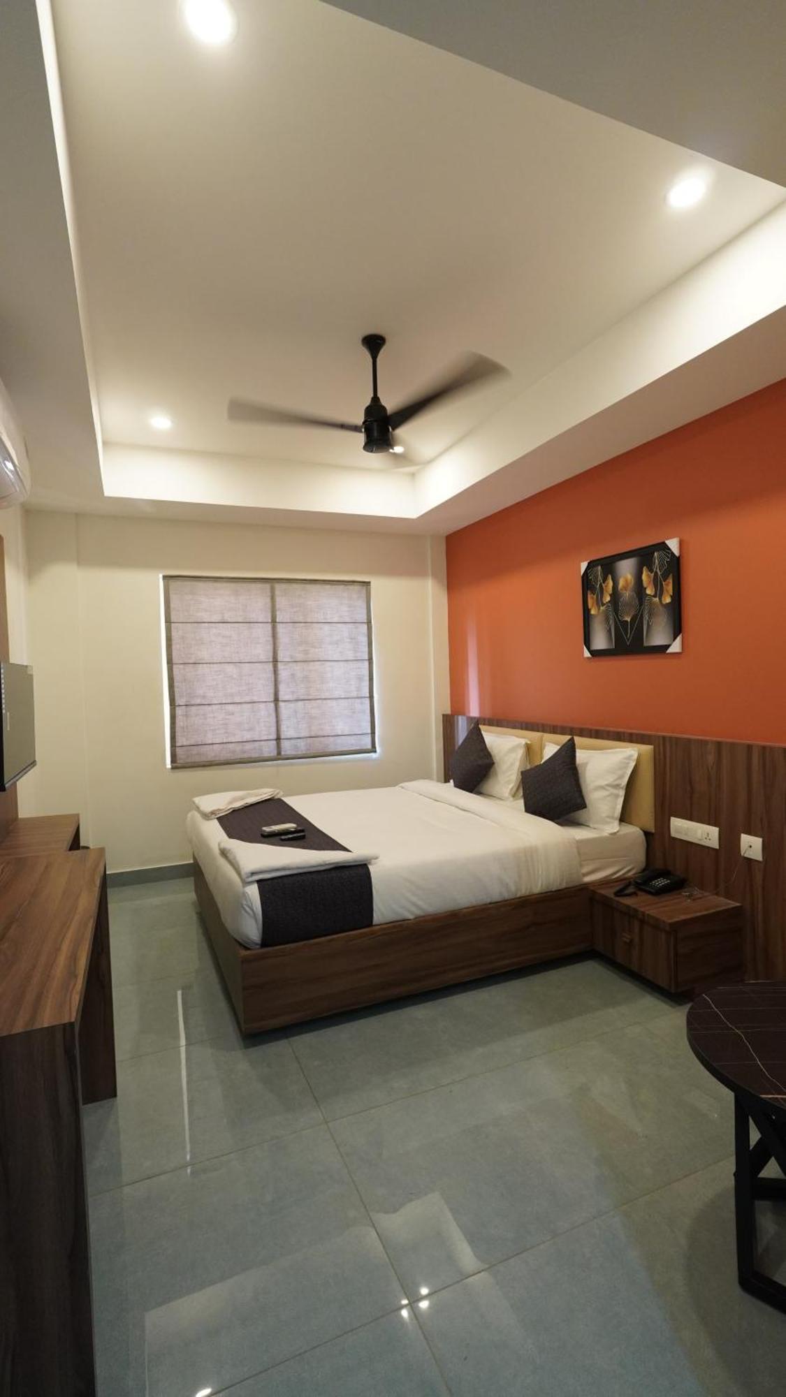 Hotel Hive Inn - Kozhikode Bagian luar foto
