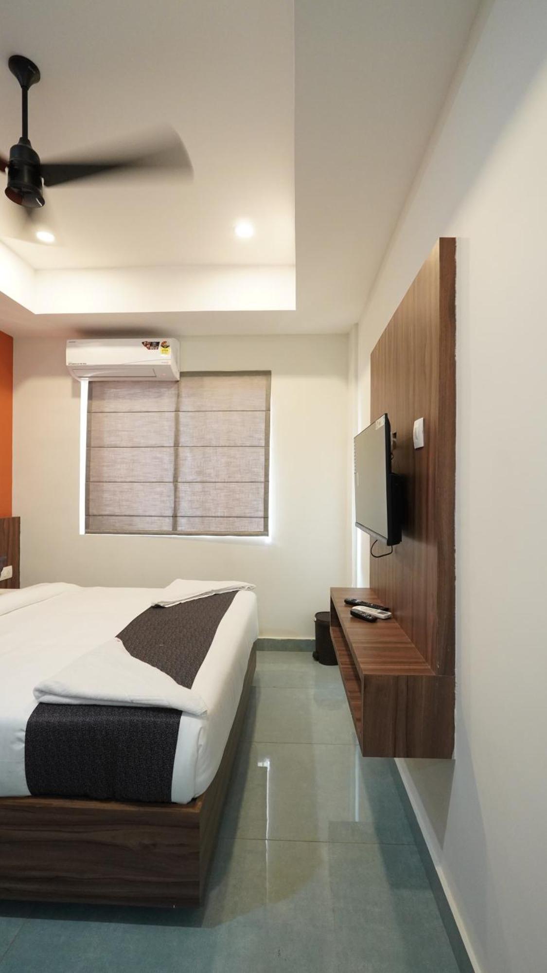 Hotel Hive Inn - Kozhikode Bagian luar foto