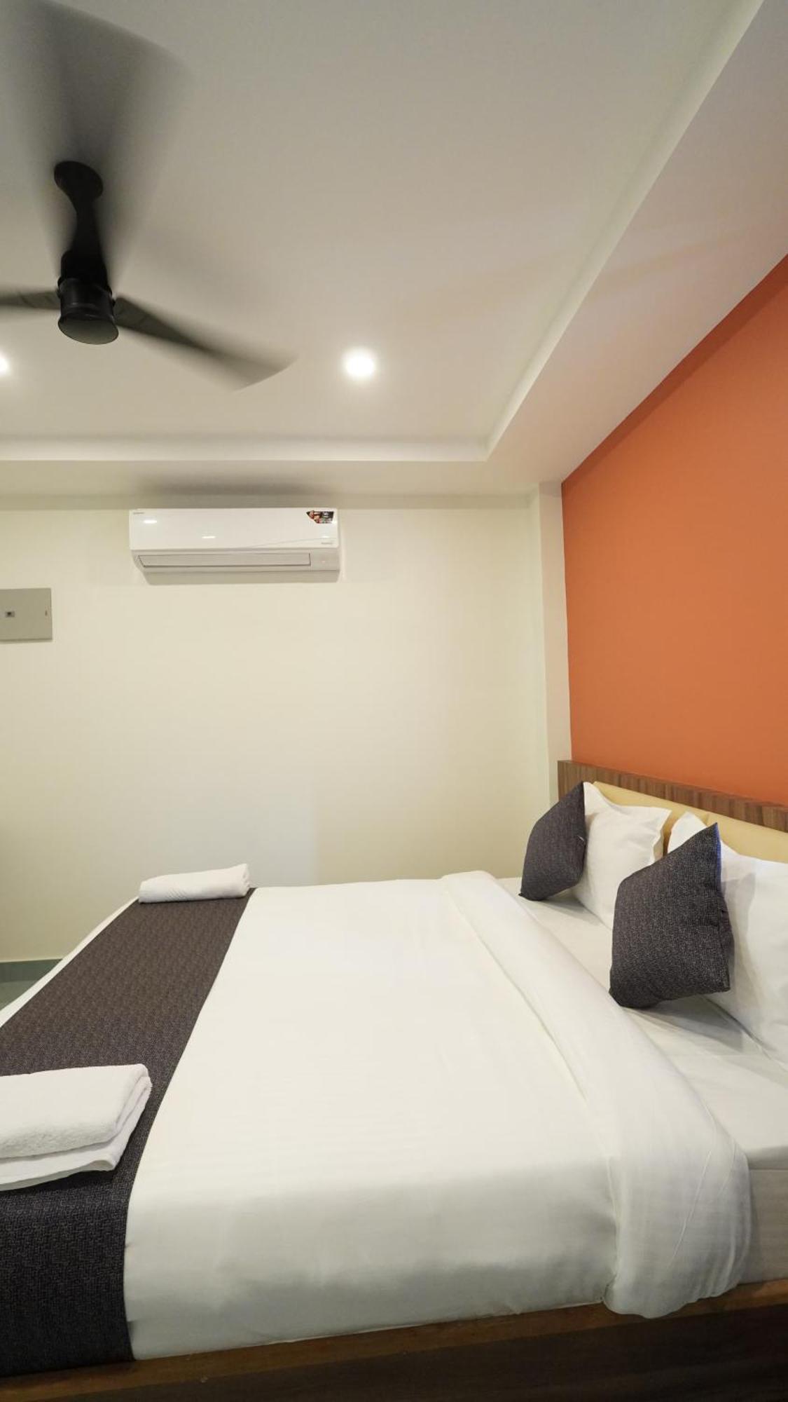Hotel Hive Inn - Kozhikode Bagian luar foto