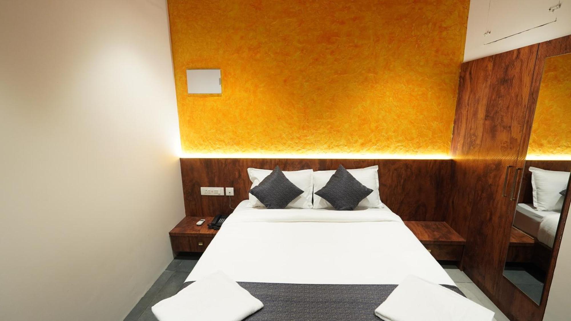 Hotel Hive Inn - Kozhikode Bagian luar foto